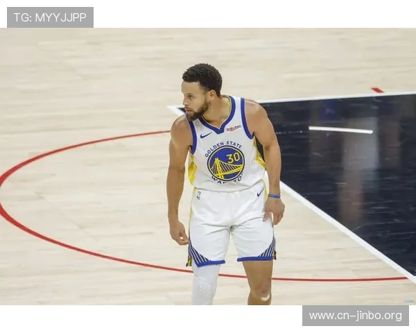 库里再现恐怖手感生涯第六次半场轰进八记以上三分再度震撼全场 库里再现恐怖手感生涯第六次半场轰进八记以上三分再度震撼全场