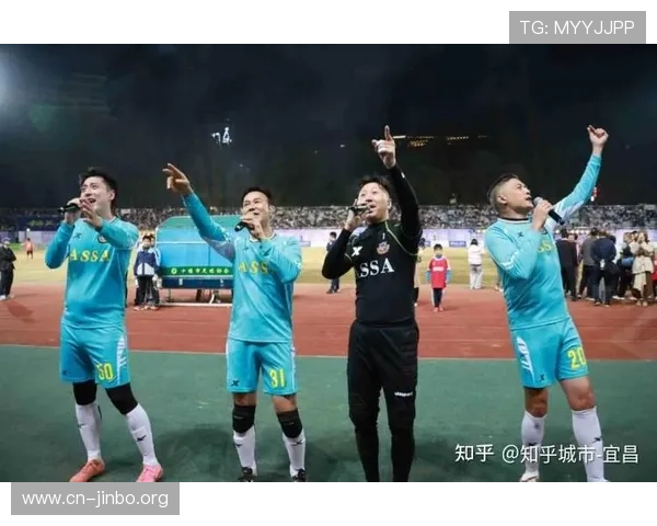 球迷以转会费现场高喊口号激情澎湃这一幕瞬间点燃全场气氛 球迷以转会费现场高喊口号激情澎湃这一幕瞬间点燃全场气氛